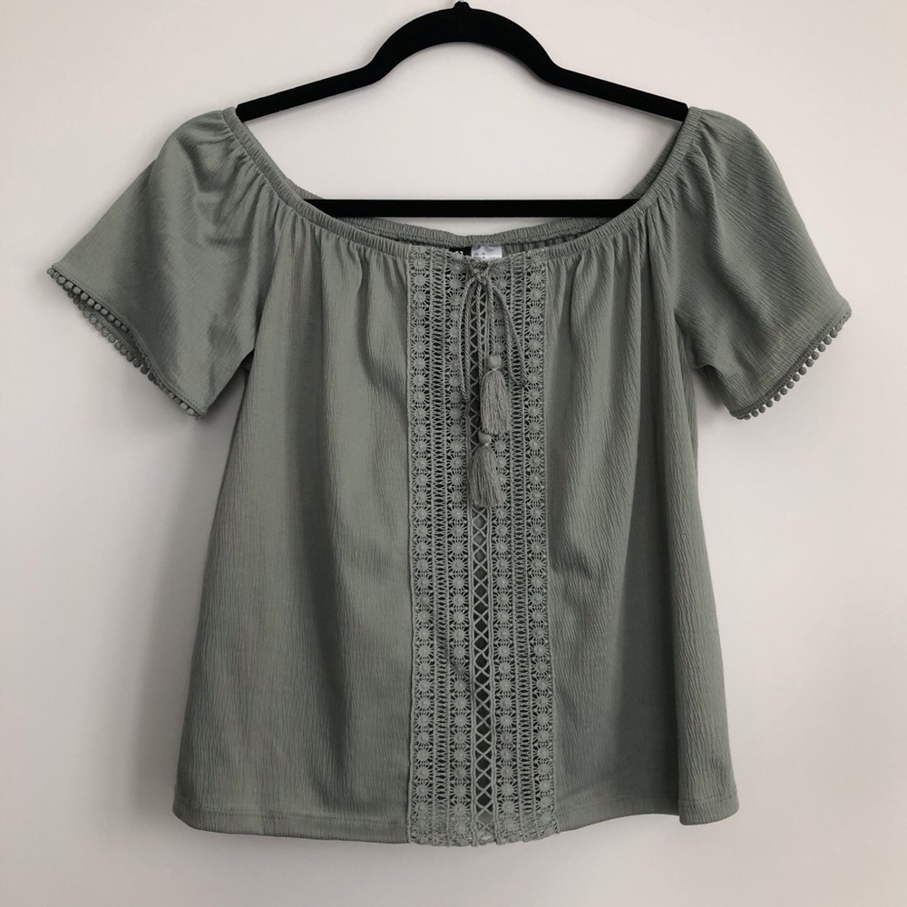 ✨3/$30✨ NWOT- OFF THE SHOULDER BOHO FLOWY TOP